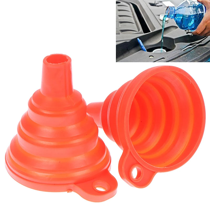 Un embudo de silicona naranja plegable junto a un vaso de agua siendo vertido en un contenedor de reciclaje.