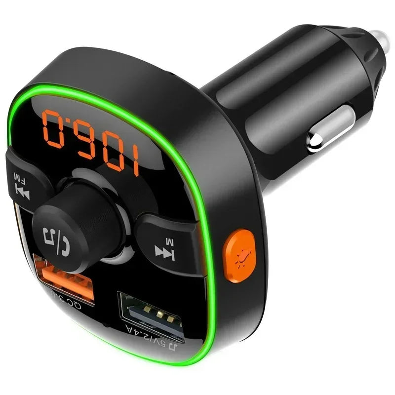 Chargeur Bluetooth FM noir pour voiture avec doubles ports USB et voyant orange.