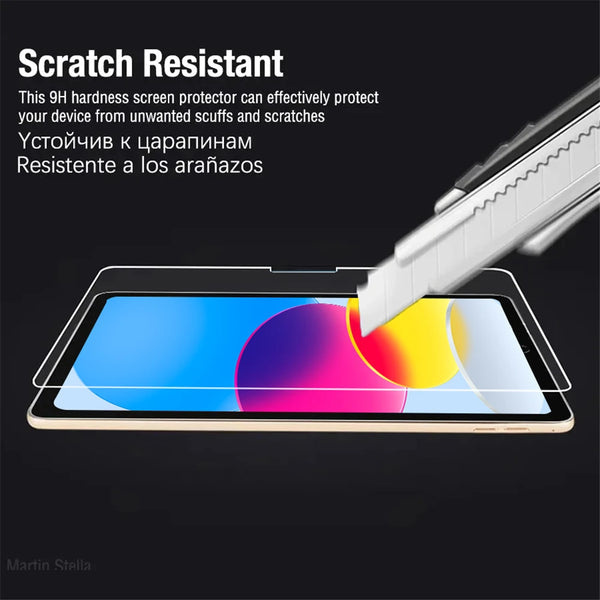 Ein durchsichtiges gehärtetes Glas-Display-Schutz wird auf einen iPad-Bildschirm aufgetragen, um seine Kratzfestigkeit zu dem