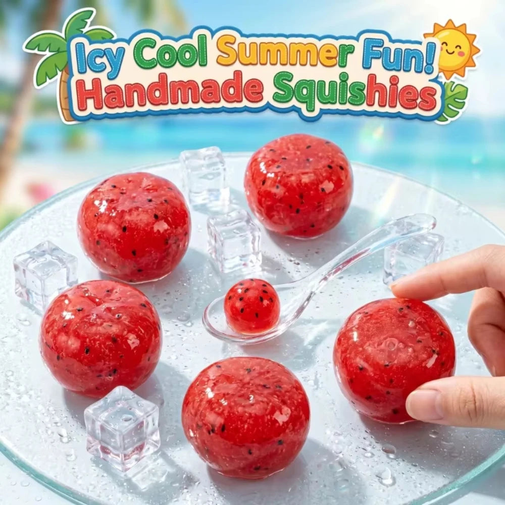 Jouets melons rouges squishy présentés sur une assiette en verre avec des glaçons et une cuillère.