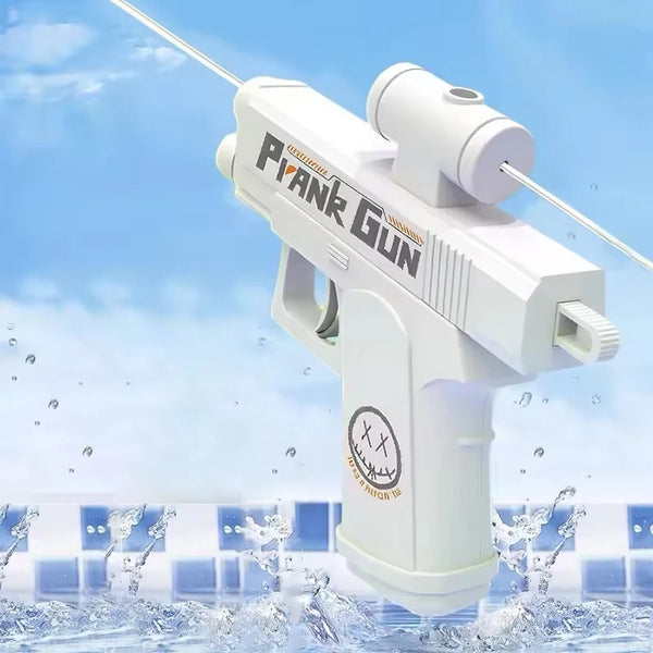 Weiße, doppelseitige Späz-Wasserpistole sprüht Wasser in einen blauen Pool.