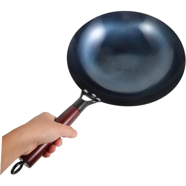 Una sartén wok de hierro fundido gris oscuro con mango largo, mostrada sobre un fondo blanco.