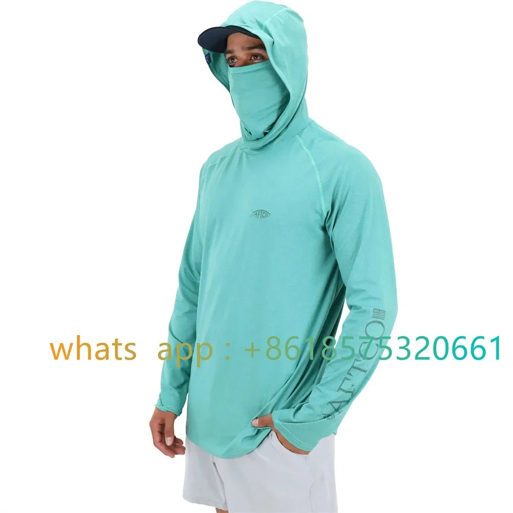 Un hombre vistiendo una camisa de manga larga para pesca y senderismo, de color verde azulado (teal) UPF 50+ con capucha.