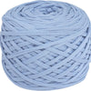 Eine Kugel dickes, lichtblaues Polyester-Strickgarn, bereit zum Basteln