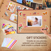 Handgemaltes Kraft-Scrapbook-Album mit Dekosticker und Fotos in einer offenen Box
