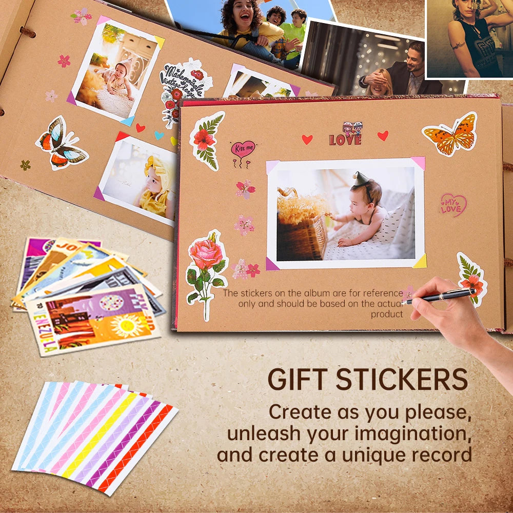 Handgemaltes Kraft-Scrapbook-Album mit Dekosticker und Fotos in einer offenen Box