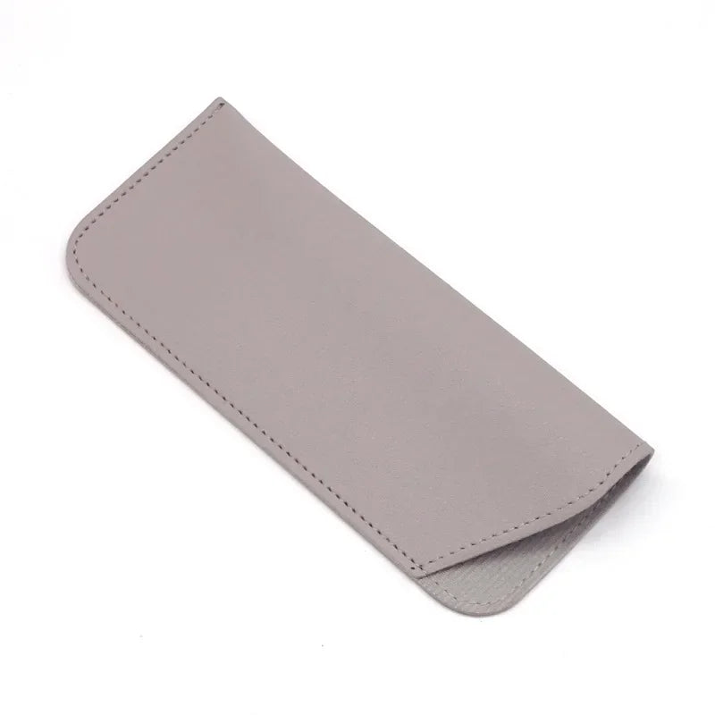 Estuche protector de cuero PU gris claro para gafas.
