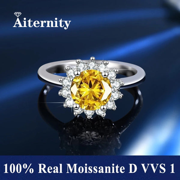 Anillo de oro con una gran piedra redonda de moissanita amarilla rodeada por un halo.