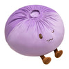 Un coussin en peluche rond et violet, forme de dumpling avec de petites pattes brunes.