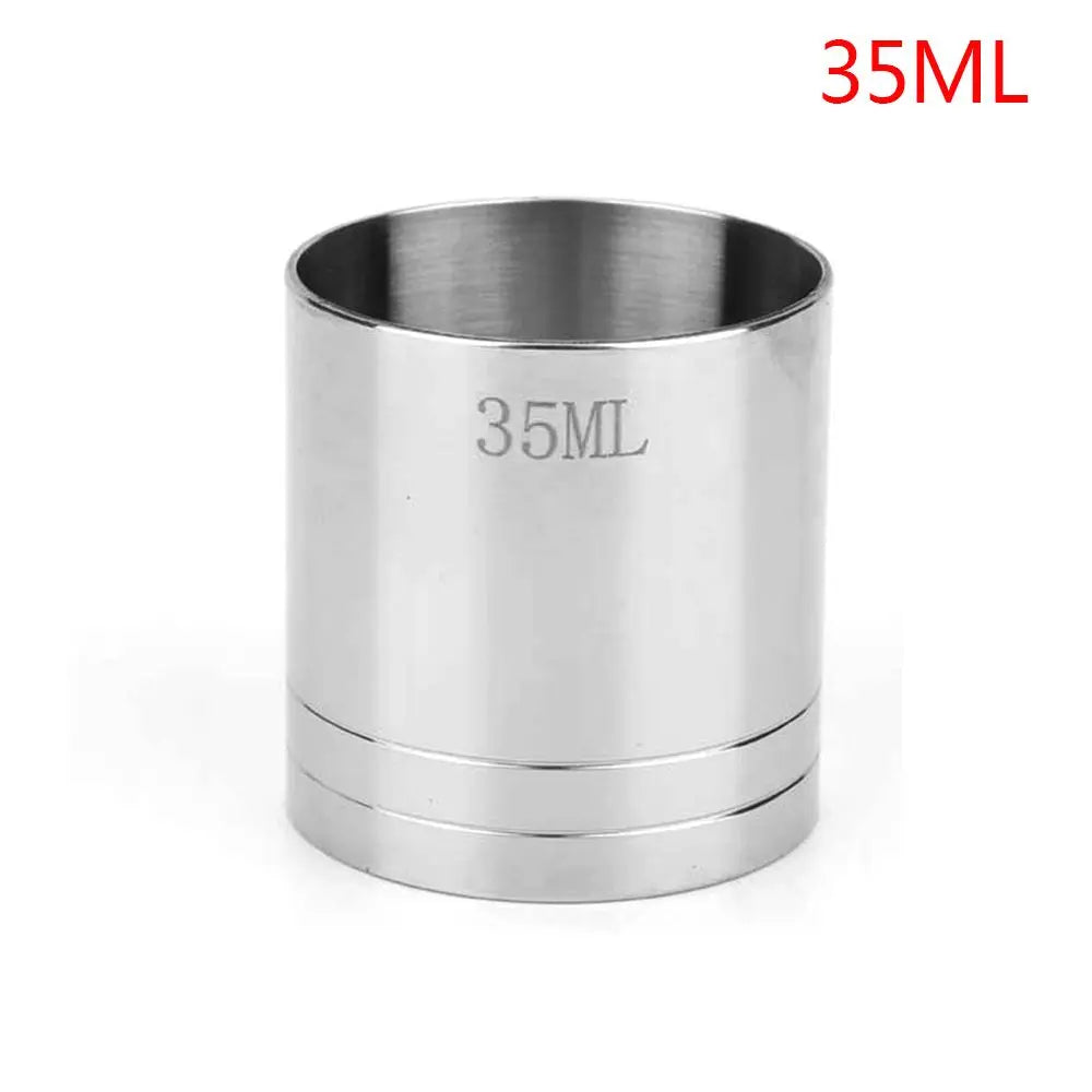 Silberne Edelstahl-Messbecher mit 35ml-Markierung.