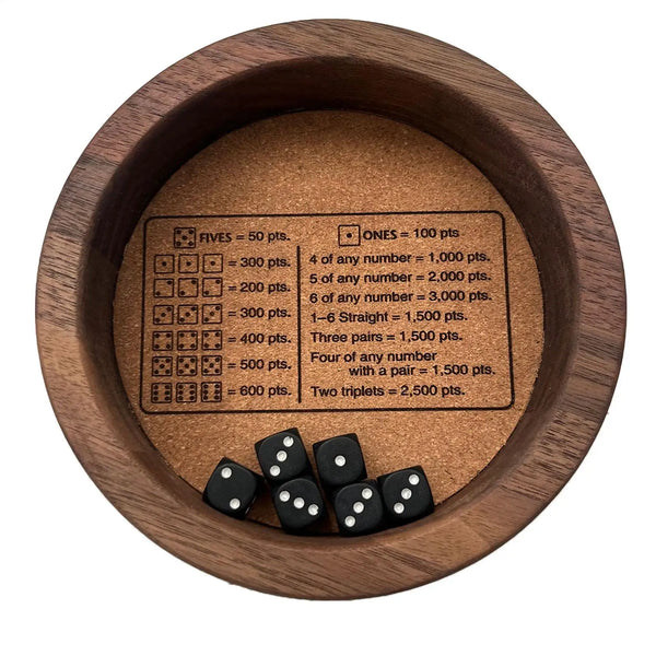 Un plateau roulant en bois contenant un jeu de dés noirs et un tableau des valeurs de points pour un jeu.