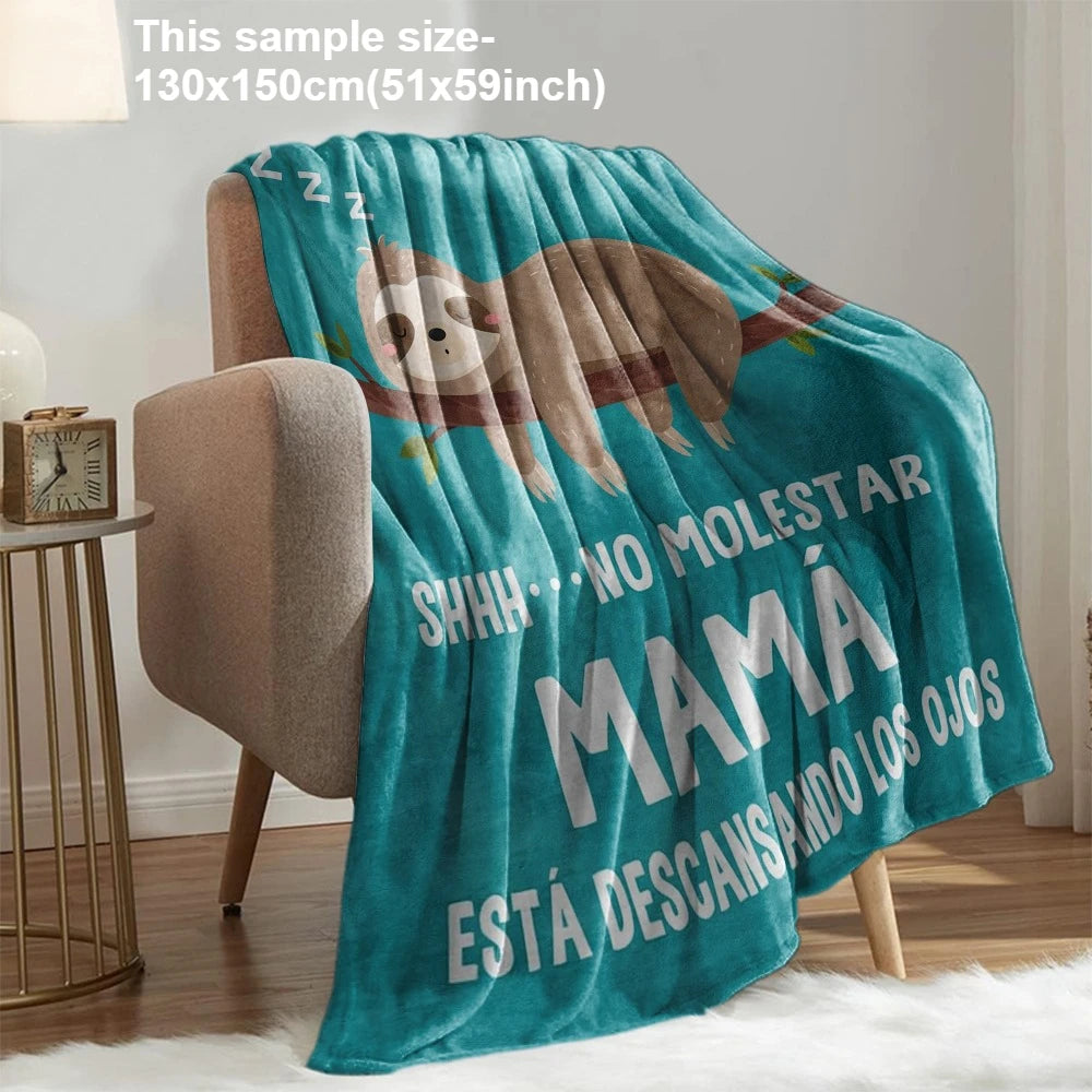 Türkise Strickdecke mit Sloth-Design und dem Text „Mama ruht