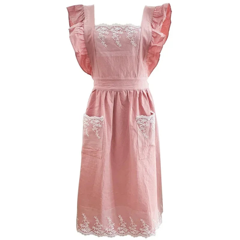 Rosa Baumwoll-Leinen-Schürzenkleid mit Spitzenverzierung am Kragen und an den Taschen.