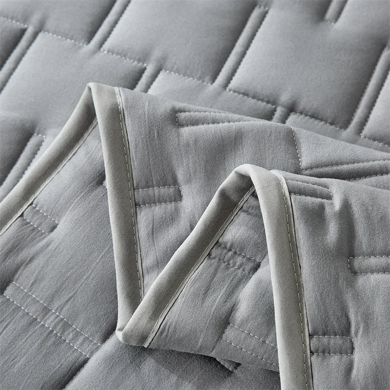 Lightweight All-Season Quilted Bedding Set with Pillow Shams