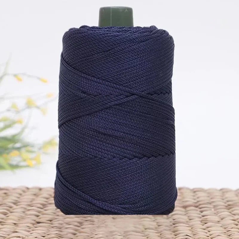 Spule dunkelblaues 3mm Eiskord-Crochetgarn für DIY-Bastelarbeiten.