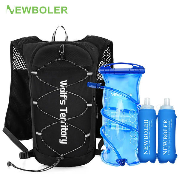 Schwarzes Newboler Hydrationsweste und blaue Wasserflasche zusammen