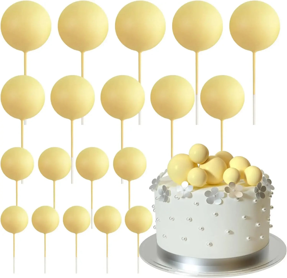 Ein Satz von zwanzig goldenen Ball-Kekstoppern auf Stäbchen in einer Reihe angeordnet.