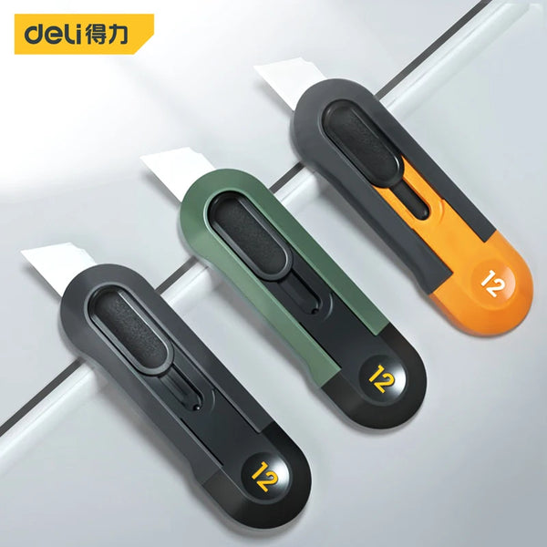 Trois couteaux utilitaires avec poignées noires et orange sont présentés sur fond blanc.