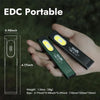 Eine Hand hält eine tragbare LED-Taschenlampe mit magnetischer Basis, die ihre Abmessungen und das Gewicht zeigt.