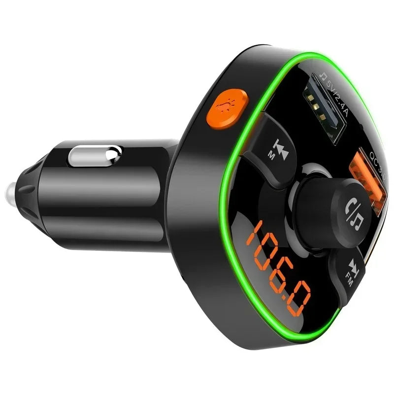 Chargeur Bluetooth FM noir avec double port USB et voyant orange.