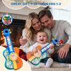 Un enfant joue d'une guitare sonore d'animaux éducative avec un parent dans un cadre chaleureux intérieur.