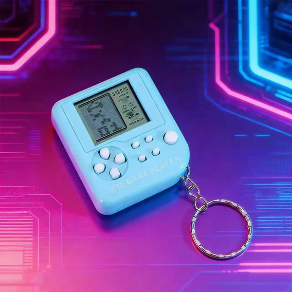 Consola portátil retro de color azul claro con llavero plateado, contra un fondo de neón futurista.