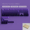 Nahaufnahme lila Farbverlauf PBT-Tastenkappen für eine mechanische Tastatur, die verschiedene Layouts und Optionen zeigt.