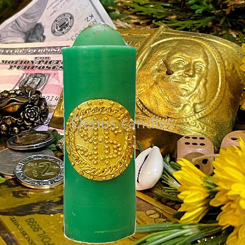 Bougie rituel en cire de soja dans un pot en verre vert, entourée d'objets décoratifs dorés et d'éléments naturels.