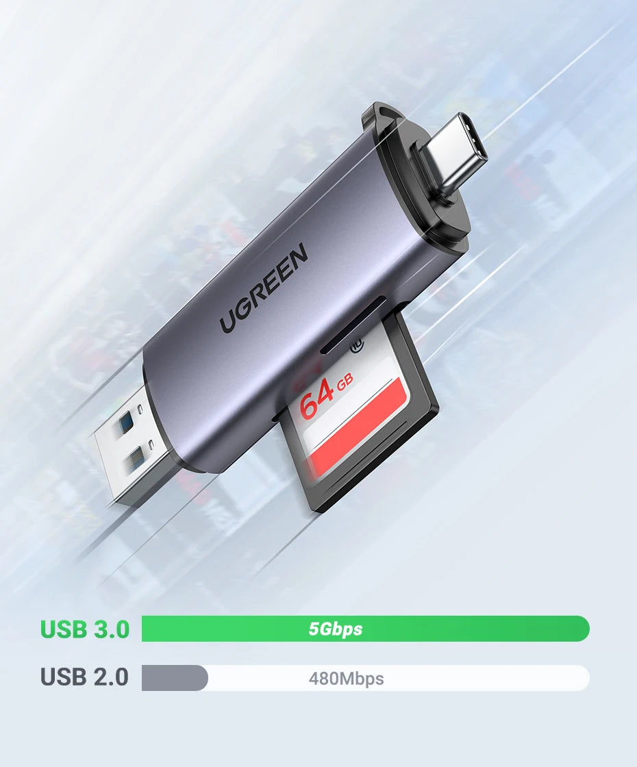 Silberes UGREEN USB 3.0 Kartenlesegerät mit Geschwindigkeitsangaben auf hellem Hintergrund.