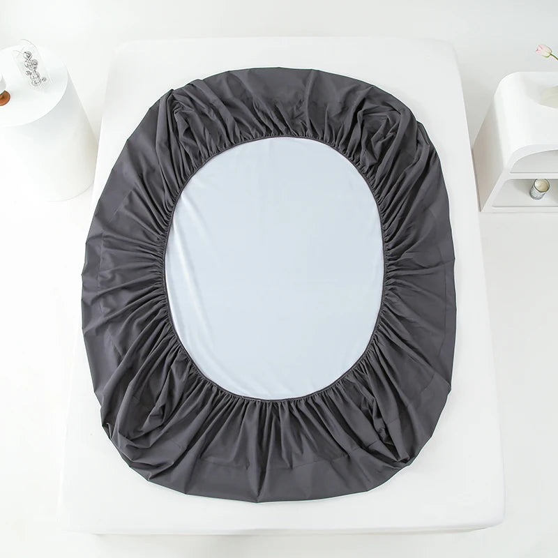 Una funda ajustada impermeable de color gris oscuro se muestra sobre una superficie blanca.