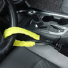 Une sangle jaune utilisée comme verrou de volant universel avec ancre de ceinture dans l'habitacle d'une voiture.