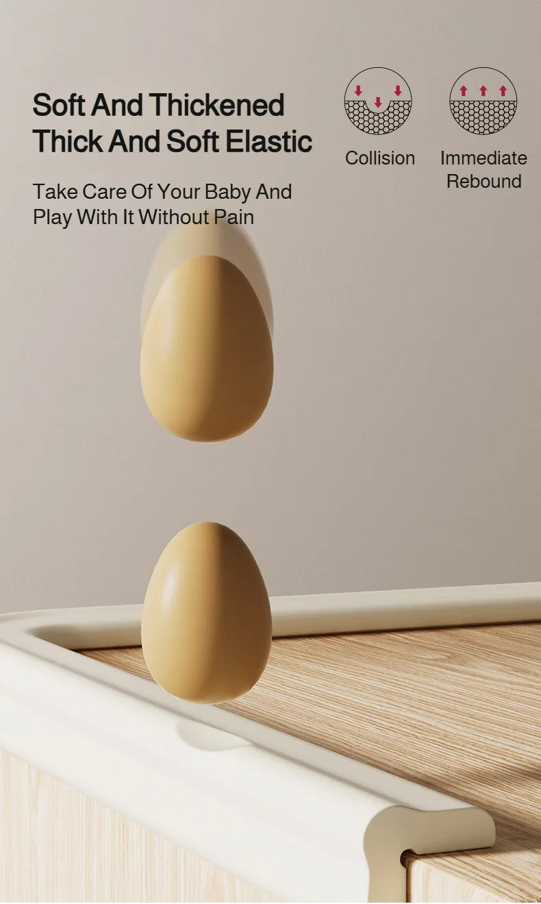 Nahaufnahme eines weichen, dicken, elastischen Baby-Sicherheitsschutzes in Beige auf einem Holztable