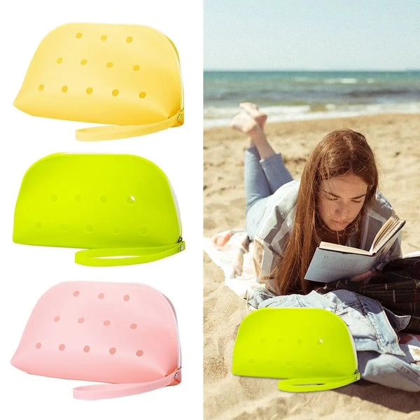 Eine Sammlung von Silikonmünzbeuteln in Gelb, Limettengrün und Pink, einzeln und in Gebrauch am Strand gezeigt.