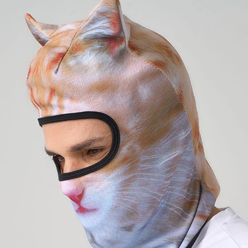 Eine Person trägt eine Katzengesichts-Balaclava mit orange-weißen Streifen vor einem hellgrauen Hintergrund.