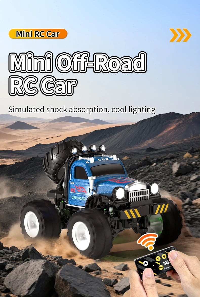 سيارة دقيقة (RC) زرقاء لمركبات الطرق الوعرة تسير فوق الصخور، وتُظهر امتصاص الصدمات والإضاءة الجذابة.