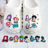 Une paire de charms de chaussures blancs avec divers personnages de dessins animés chibi et designs.