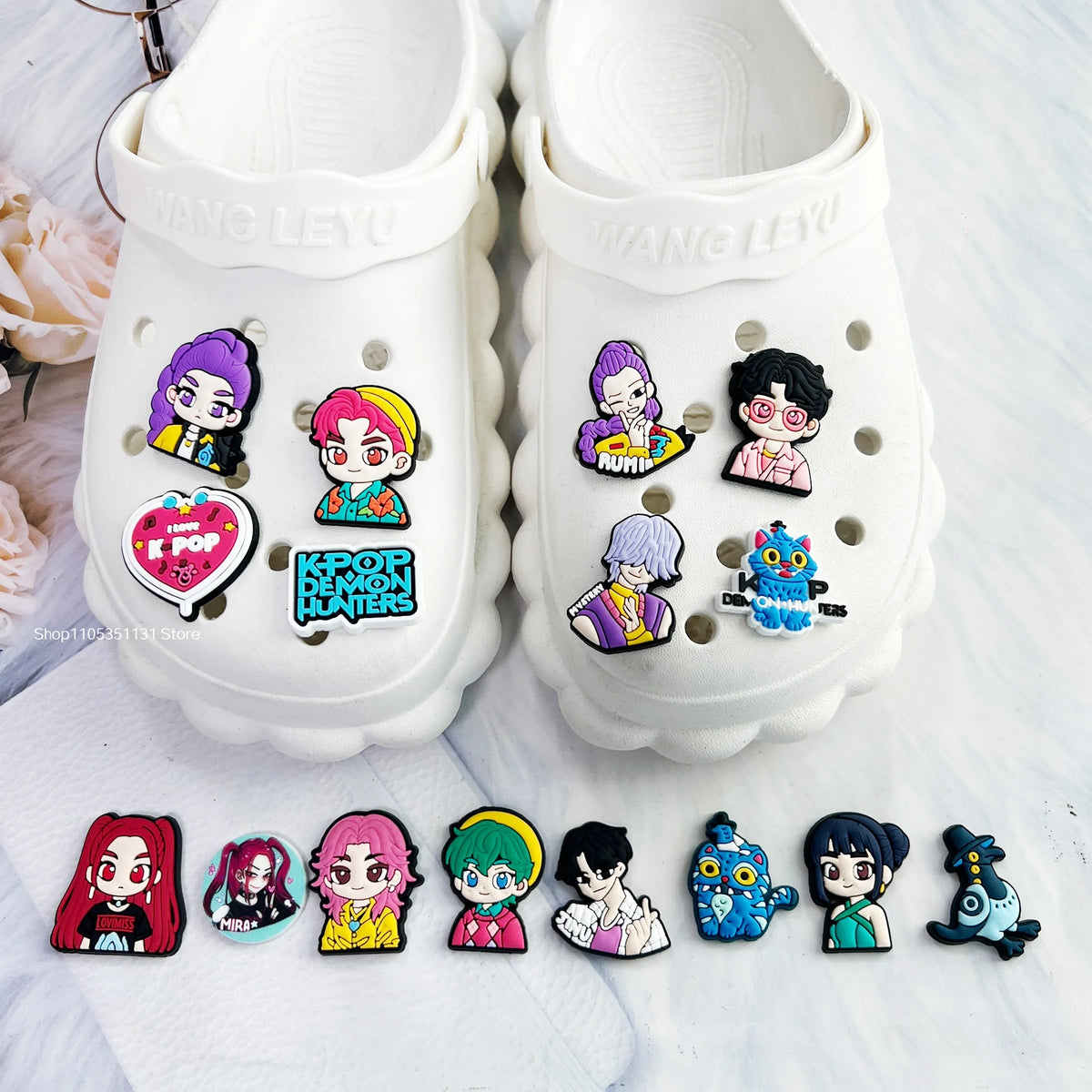 Une paire de charms de chaussures blancs avec divers personnages de dessins animés chibi et designs.