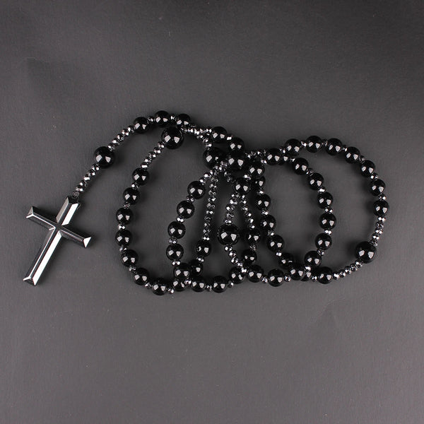 Collier avec pendentif croix fait de pierres d'œil de tigre et de perles noires.