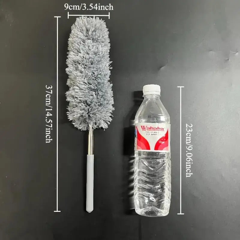 Un chiffon microfibre blanc extensible avec une tête duveteuse, à côté d'une bouteille d'eau en plastique pour l'échelle.