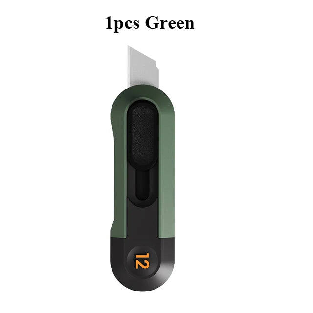 Un couteau utilitaire compact vert avec poignée noire et lame visible.