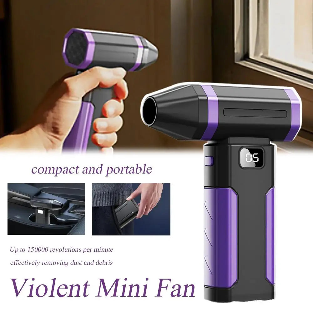 Eine lila und schwarze Handhelden Mini-Ventilator wird in der Hand gehalten, wobei das kompakte Design hervorgehoben wird.