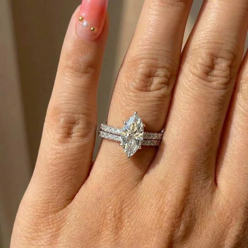 Ringe en argent sterling avec zircon Marquise porté à un doigt.