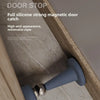Gros plan d'un loquet magnétique en silicone bleu installé sur un cadre de porte en bois.