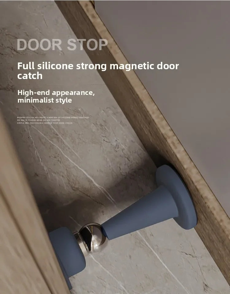 Gros plan d'un loquet magnétique en silicone bleu installé sur un cadre de porte en bois.