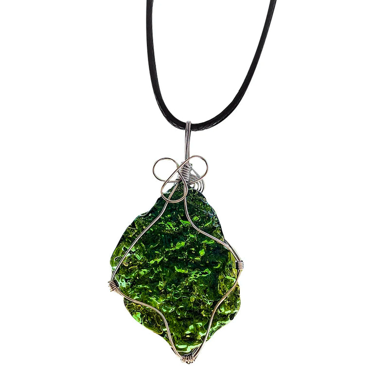 Collar con Colgante de Moldavita Verde Envuelta en Alambre