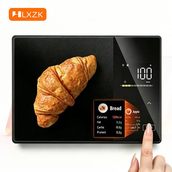 Una mano presiona un botón en una báscula digital negra de cocina que muestra 100 y la información nutricional de pan.