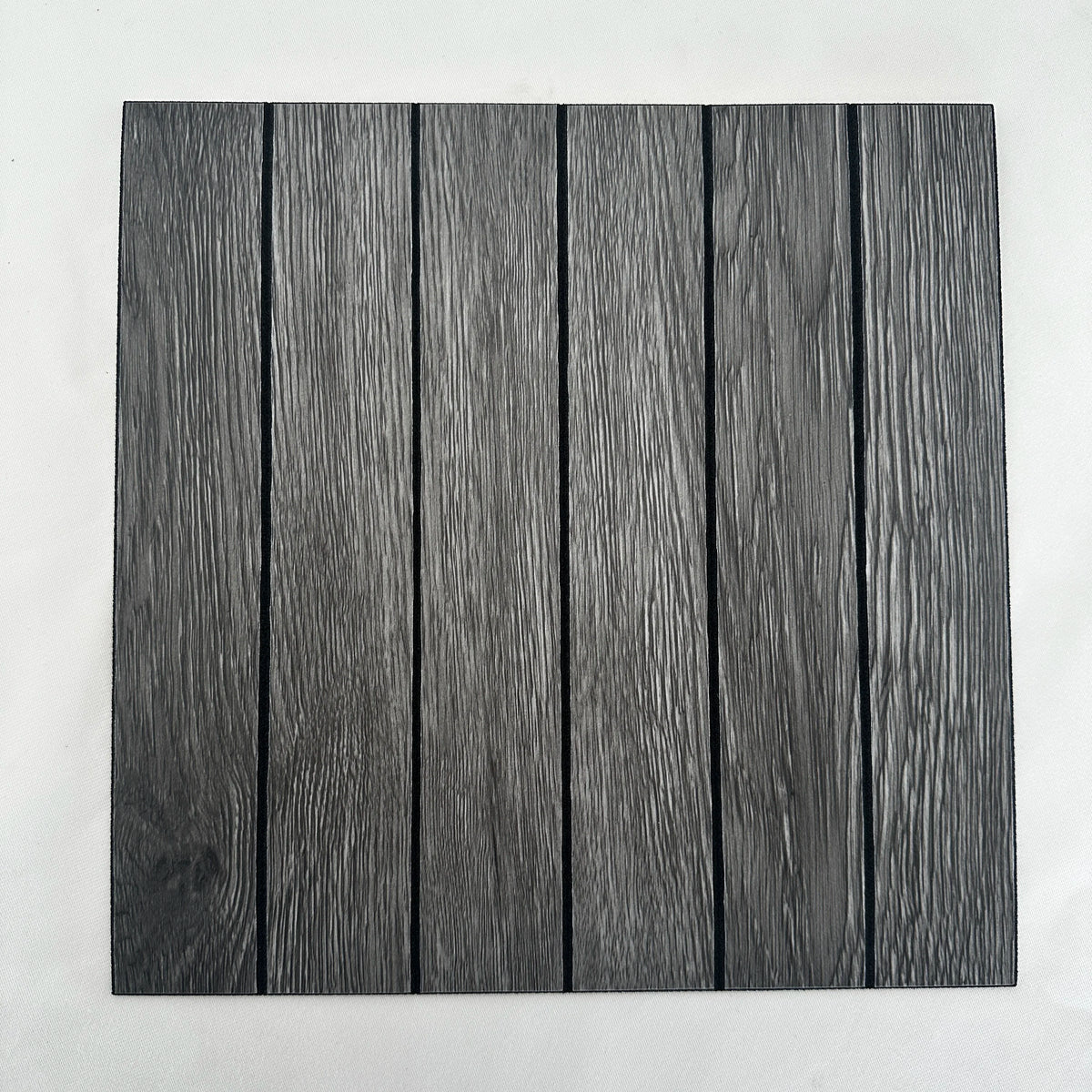 Panneau mural en bois gris foncé, à grain et à rainures verticales, autocollant.