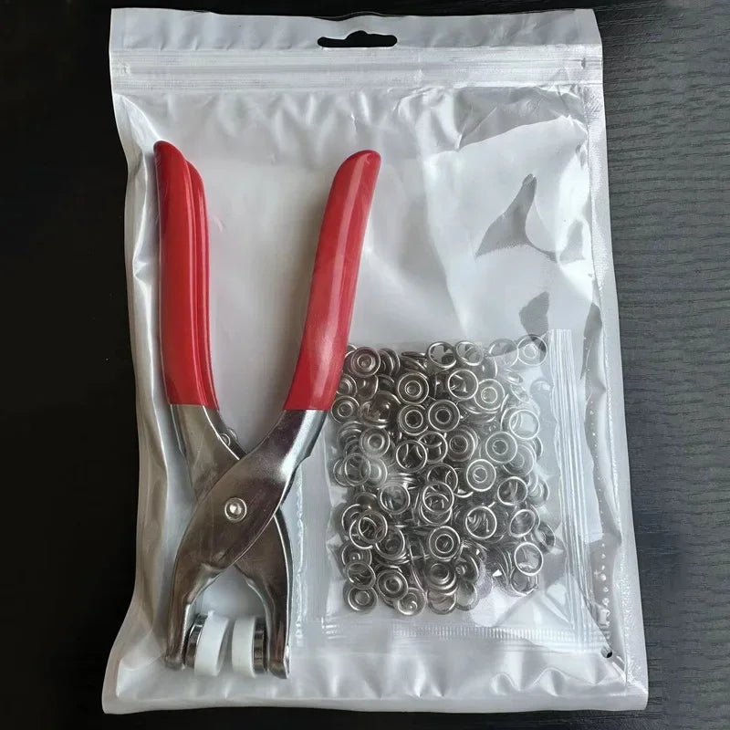 Bolsa de plástico transparente con un juego de cinco sujetadores de hebilla para ropa y bolsos.
