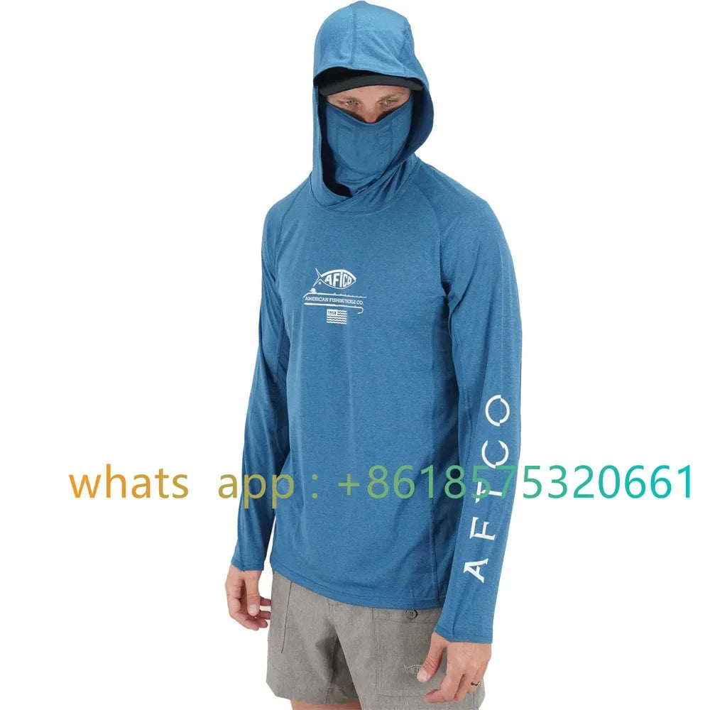 Un hombre vistiendo una camisa de manga larga azul UPF 50+ para pesca y senderismo con capucha.