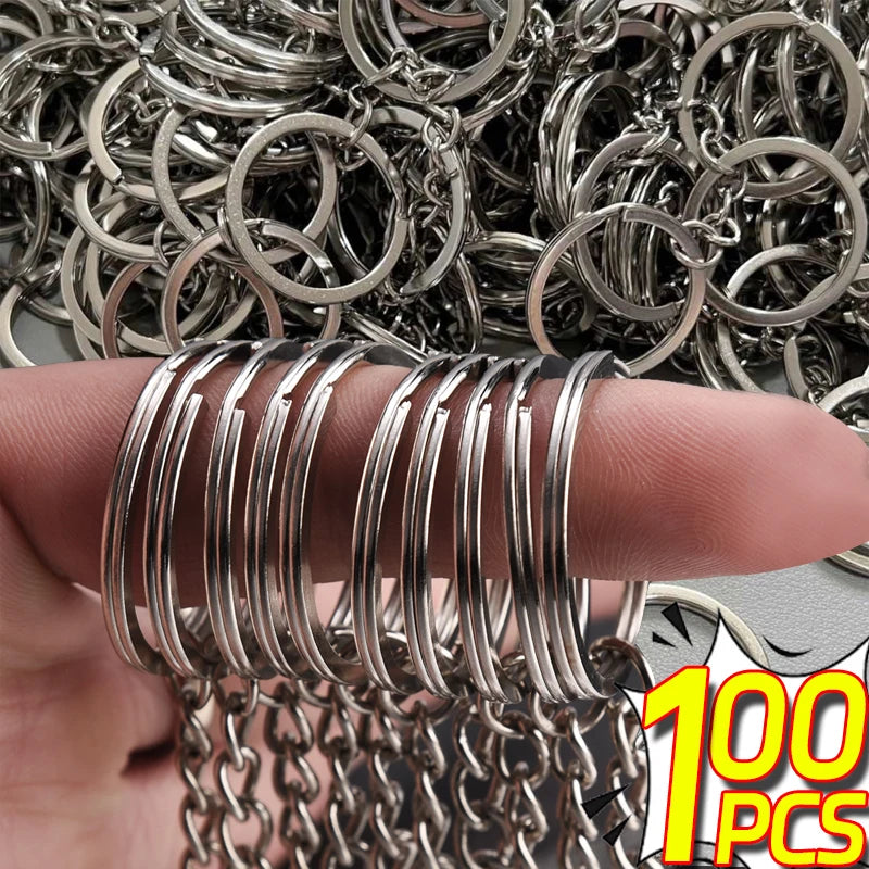 Eine Hand hält einen Stapel aus Edelstahl-Anhängerringen und Ketten zum Verkauf.